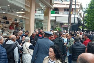 Aπολυμένοι εργάτες της νηματουργίας Ναούσης περιμένουν στη Βέροια τον Κ. Μητσοτάκη