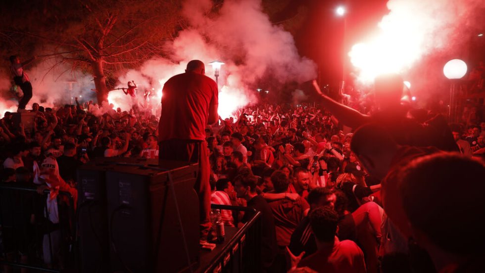 Πανηγυρισμοί των οπαδών του Ολυμπιακού για τη νίκη επί της Φιορεντίνα