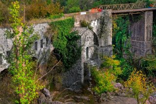 Το μεγάλο μεσαιωνικό γεφύρι της Καρύταινας στις όχθες του Αλφειού