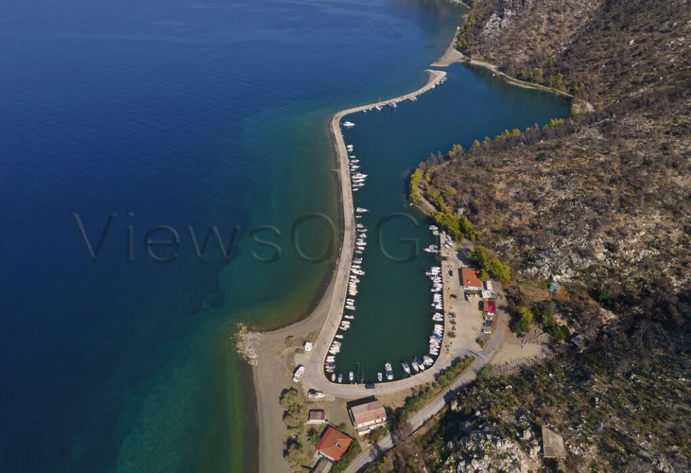 Το τοπίο στη Μαυρολίμνη Κορινθίας, καψαλιασμένο από τις πρόσφατες πυρκαγιές