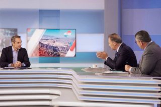 Ο Κυρ. Μητσοτάκης στη συνέντευξη που έδωσε χτες στην τηλεόραση του Σκάι και στους δημοσιογράφους Δ. Οικονόμου και Α. Παυλόπουλο