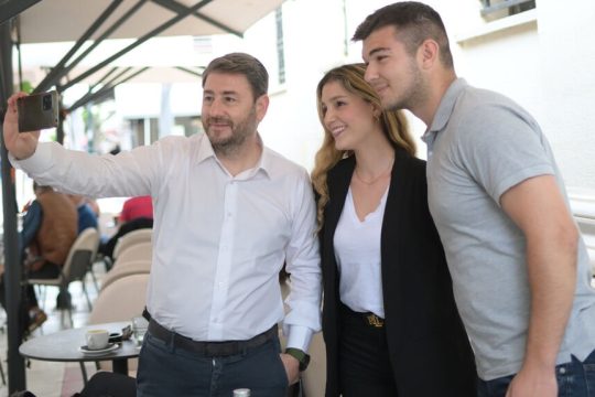 Σέλφι με νέους στην Κόρινθο έβγαλε ο Νίκος Ανδρουλάκης