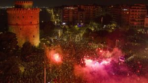 Δεν κοιμήθηκε η Θεσσαλονίκη: Ατελείωτη γιορτή για την «στέψη» ΠΑΟΚ [βίντεο + εικόνες]
