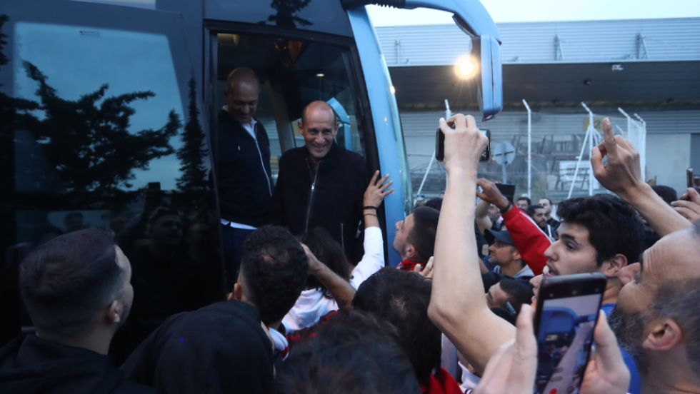 Εκατοντάδες οπαδοί των «ερυθρόλευκων» τους υποδέχθηκαν στο «Ελ. Βενιζέλος»