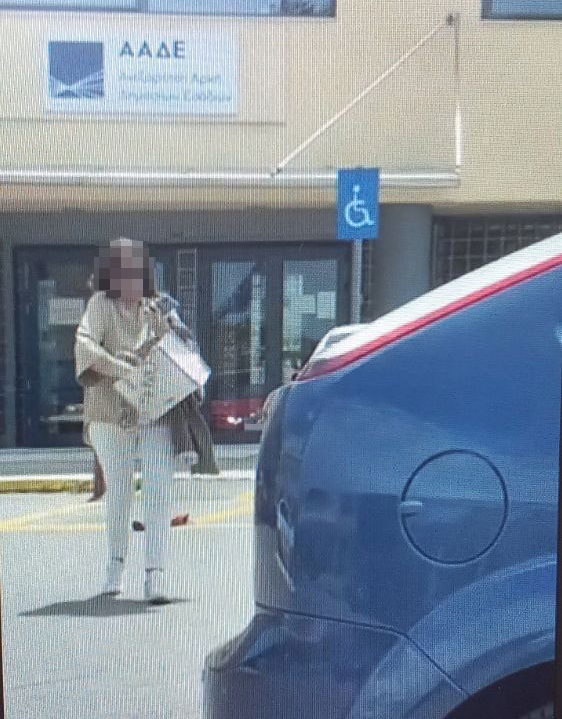 Φωτογραφία ντοκουμέντο της διεκπεραιώτριας στη ΔΟΥ Χαλκίδας