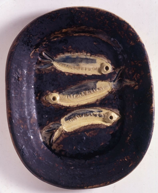 Trois sardines (1948) κεραμικό πιάτο. Edition Picasso Madoura. Συλλογή Δημήτρη και Αγγέλας Τσίτουρα