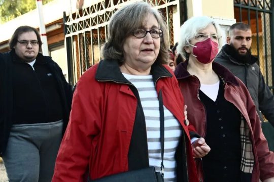 Ο Αντώνης Εμιρζάς και η Ιωάννα Κολοβού έξω από τα δικαστήρια της Ευελπίδων μετά την πρώτη αναβολή της δίκης του στις 5 Φεβρουαρίου