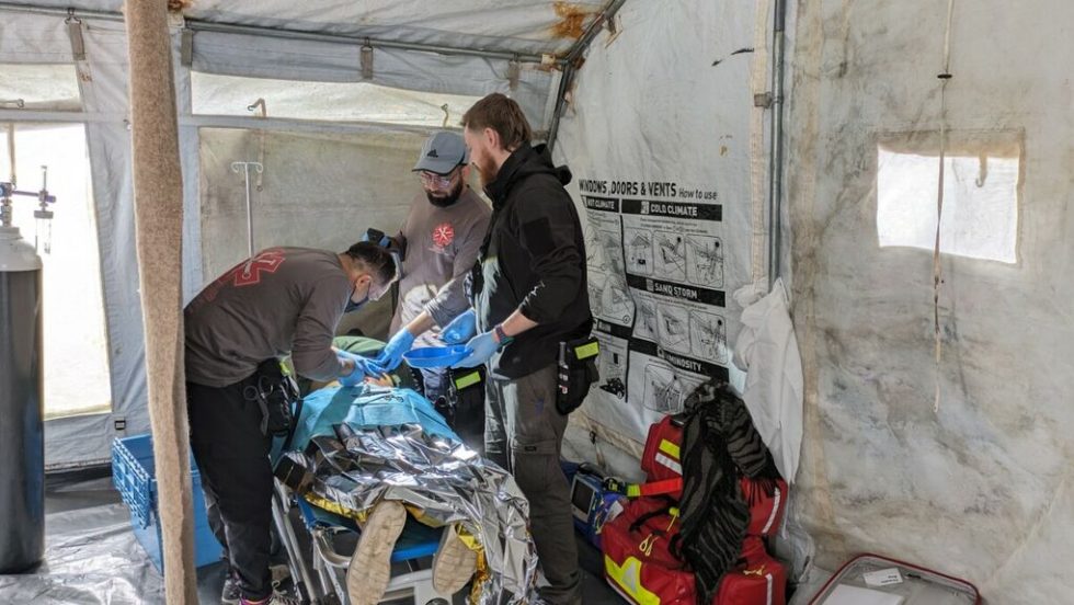 Μέλη της ιατρικής ομάδας της CADUS αφαιρούν σφαίρα από την πλάτη μιας νεαρής γυναίκας