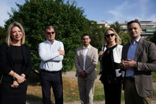 Μαρία Καρυστιανού και Χάρης Δούκας στον χώρο όπου θα τοποθετηθεί το δέντρο της ελπίδας