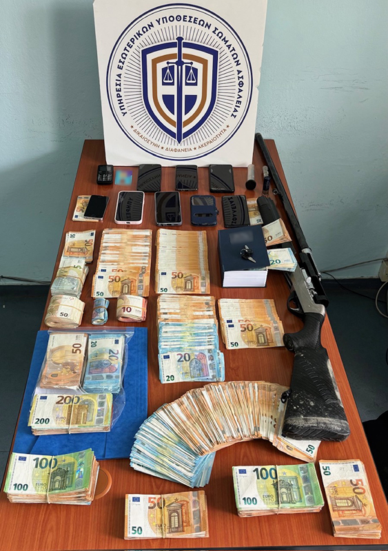 Τα κατασχεθέντα κατά τις συλλήψεις των εφοριακών στη Χαλκίδα