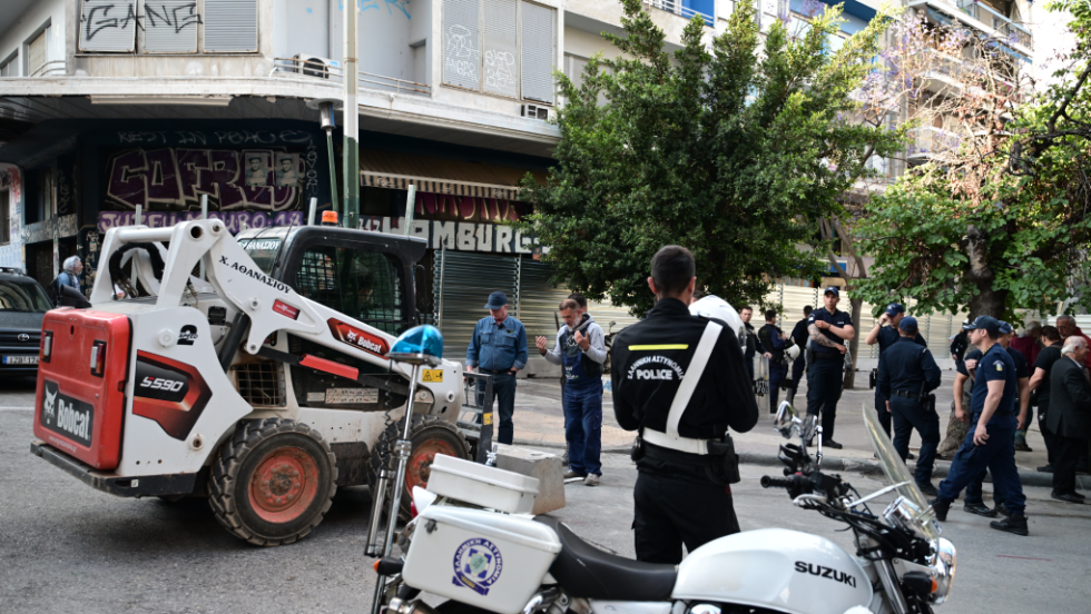 Περιφράσσουν πάλι την πλατεία Εξαρχείων για χάρη του μετρό