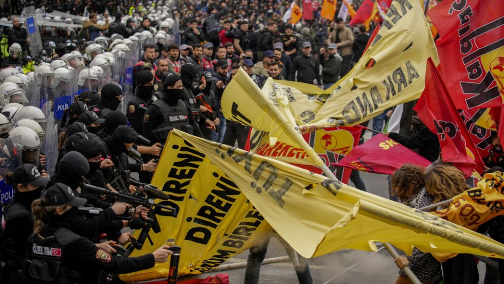 Τη συνήθη υποδοχή με πλαστικές σφαίρες και σπρέι δακρύων επιφύλαξε η τουρκική αστυνομία στους χιλιάδες διαδηλωτές στην πλατεία Ταξίμ