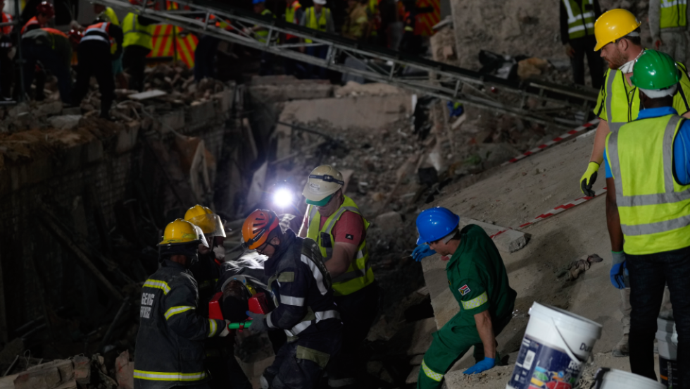 Διάσωση εργάτη από τα συντρίμμια