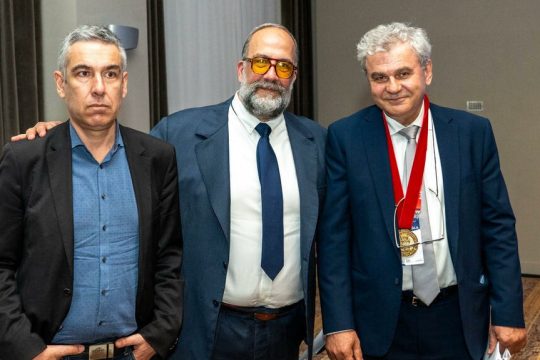 Ο καθηγητής Ηλ. Γιόκαρης (αριστερά) με τον αν. καθηγητή Ορθοπεδικής Κ. Τιλκερίδη και τον πρόεδρο της ΟΤΕΜΑΘ, καθηγητή Γ. Δρόσο
