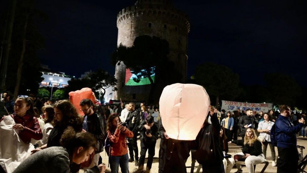 Από την ολονύχτια διαμαρτυρία φοιτητών στον Λευκό Πύργο στη Θεσσαλονίκη, σε ένδειξη αλληλεγγύης στην Παλαιστίνη
