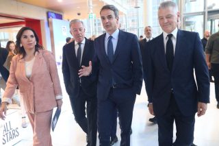 «Ανοιχτός στις μετακλήσεις» δήλωσε ο πρωθυπουργός στη γενική συνέλευση των τουριστικών επιχειρήσεων, προσθέτοντας ότι εφόσον υπάρξει δημοσιονομικό περιθώριο, η πρώτη παρέμβαση θα είναι η μείωση των εργοδοτικών εισφορών