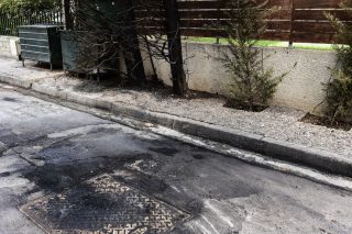 Ιχνη από τις εκρήξεις των μολότοφ στο οδόστρωμα μπροστά από την οικία της προέδρου του Αρείου Πάγου