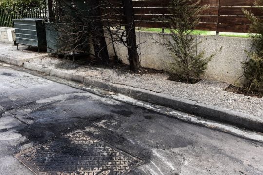 Ιχνη από τις εκρήξεις των μολότοφ στο οδόστρωμα μπροστά από την οικία της προέδρου του Αρείου Πάγου
