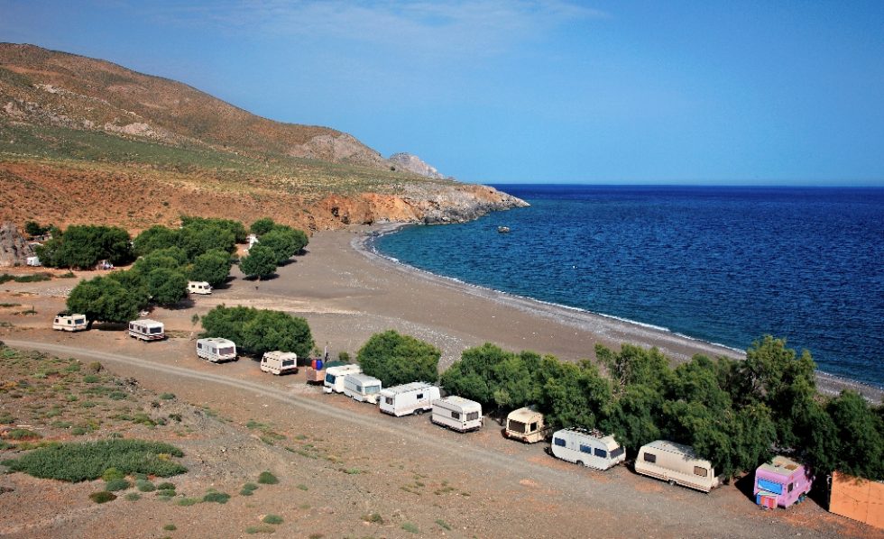 Η Τρυπητή, μια όμορφη ακτή στα ριζά των Αστερουσίων Ορέων