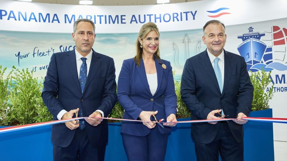 Ο διευθύνων σύμβουλος της Ποσειδώνια Α.Ε. Θ. Βώκος, η πρέσβης του Παναμά στην Ελλάδα Julie Lymberopulos και ο υφυπουργός Ναυτιλίας Γιάννης Παππάς