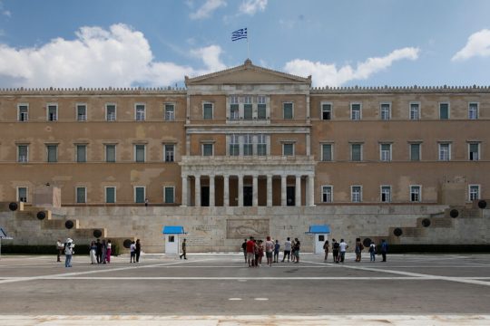 ΠΑΣΟΚ: «Γαλάζιο» κράτος με ρεκόρ μετακλητών - «Επιλεκτική χρήση στατιστικών», απαντά ο Σκέρτσος