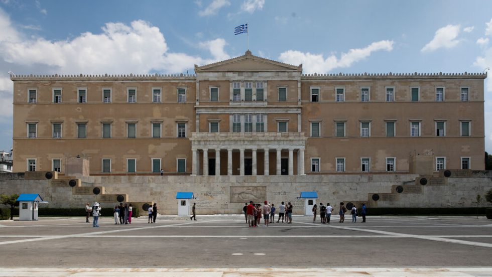 ΠΑΣΟΚ: «Γαλάζιο» κράτος με ρεκόρ μετακλητών - «Επιλεκτική χρήση στατιστικών», απαντά ο Σκέρτσος