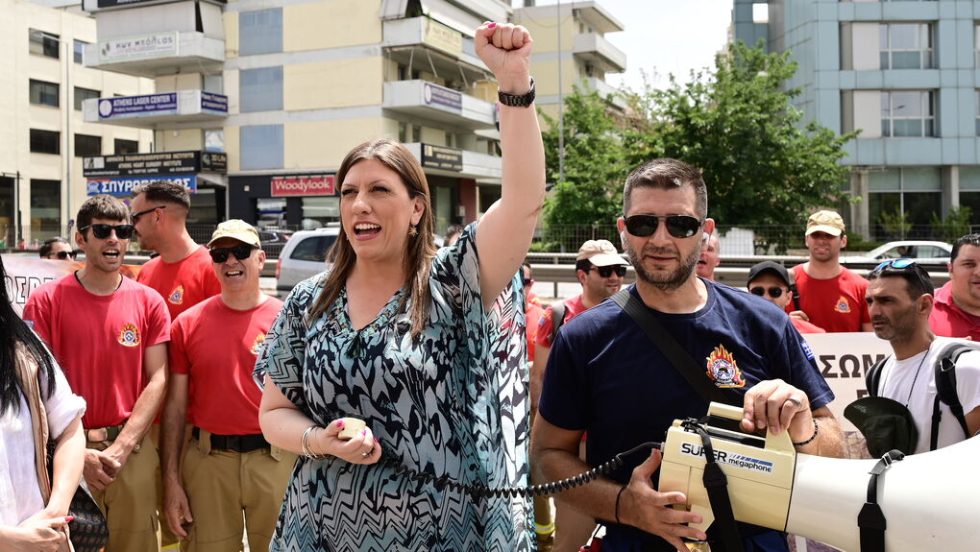 Παρούσα στη διαμαρτυρία των πυροσβεστών και η Ζωή Κωνσταντοπούλου