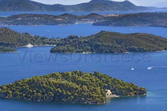 Πριγκιπονήσια, σε πρώτο πλάνο η Μαδουρή, ακολουθεί ο πολύπαθος Σκορπιός και στο βάθος το Μεγανήσι