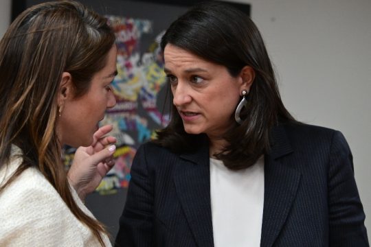 Η Δόμνα Μιχαηλίδου παρέδωσε τη σκυτάλη του υπουργείου Εργασίας και Κοινωνικής Ασφάλισης στη Νίκη Κεραμέως