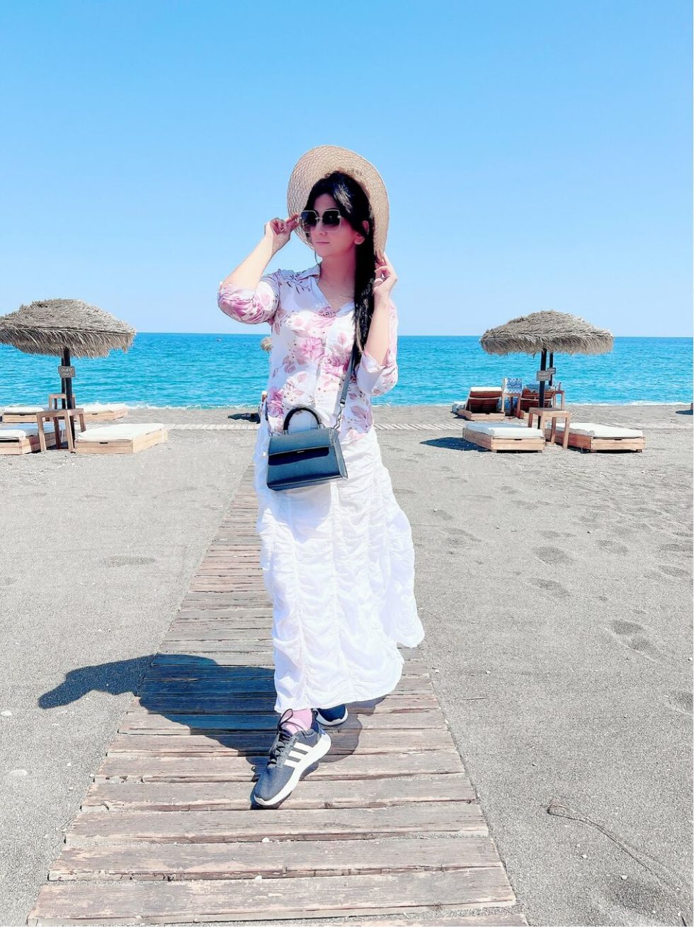 mona khan