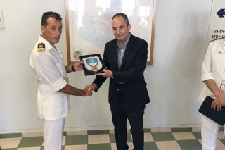 Ο Γιάννης Βαμβακούσης όταν βρισκόταν στην ηγεσία του Λιμεναρχείου Σύρου με τον τότε υπουργό Ναυτιλίας και Νησιωτικής Πολιτικής, Γιάννη Πλακιωτάκη