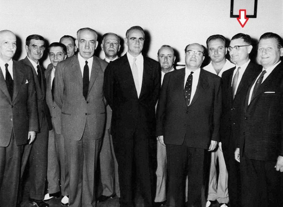 Ο Καραμανλής με το πρώτο Δ.Σ. του ΟΓΑ, κατά την παρθενική συνεδρίασή του (5.8.1961). Με το βέλος, ο ειδικός σύμβουλός του -και γενικός διευθυντής του Οργανισμού- Λουκάς Πάτρας