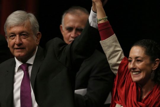 Η Κλάουδια Σέινμπαουμ με τον Μανουέλ Λόπεζ Ομπραδόρ το 2017