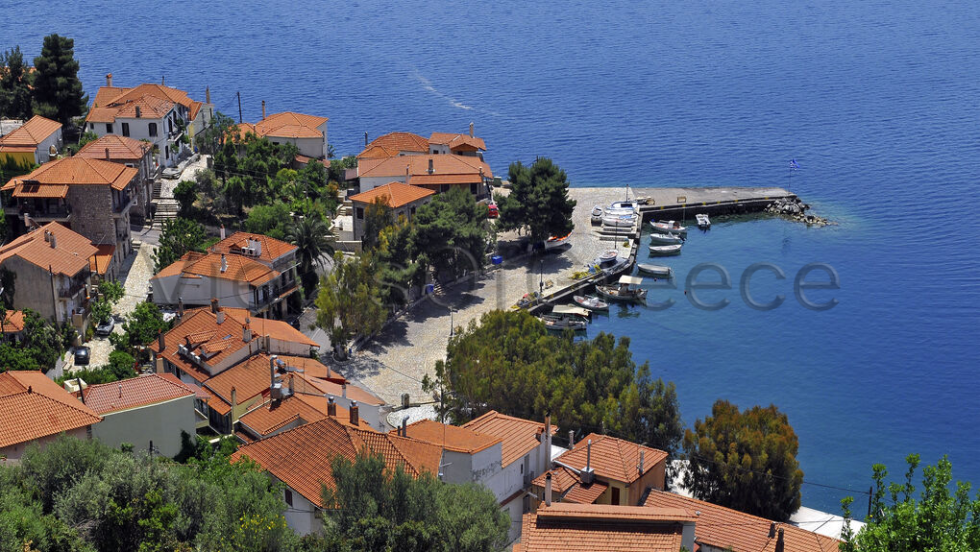 Το Μοναστηράκι στον Κορινθιακό κόλπο, κοντά στη Ναύπακτο