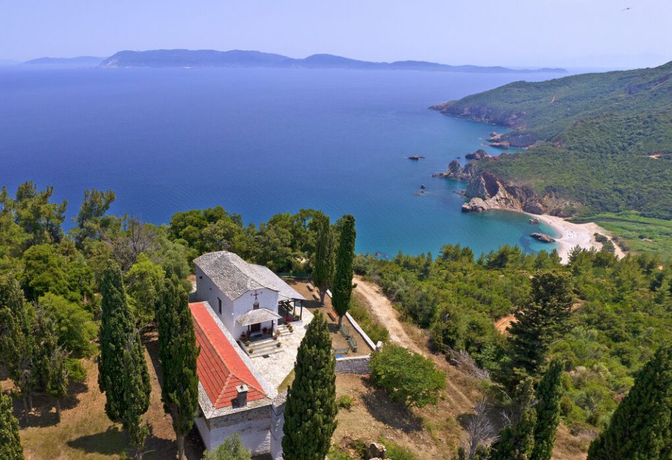 Το μοναστήρι του Ταξιάρχη. Κάτω διακρίνεται η παραλία Πάλτση και στο βάθος η Σκιάθος