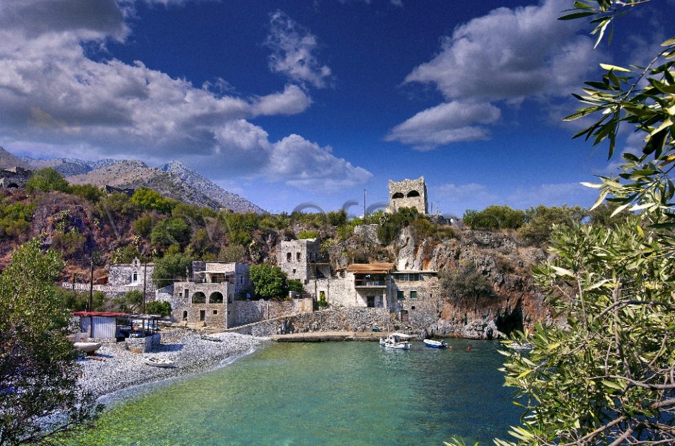 Αλύπα, εδώ αξίζει μια στάση για φαγητό και βουτιές