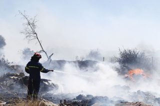 Πυροσβέστης μάχεται με τις φλόγες στο Κορωπί