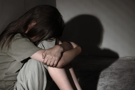 Χτυπούσαν τα παιδιά και τους στερούσαν το νερό - Ποινές με αναστολή για γονείς στον Βόλο
