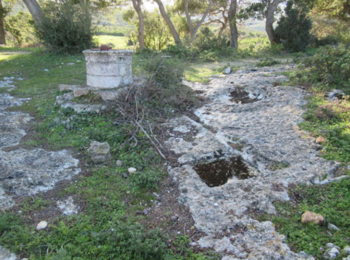 Ορατά κατάλοιπα παλαιότερων κατασκευών και κτιρίων νότια του μοναστηριού - περιοχή για αρχαιολογική διερεύνηση