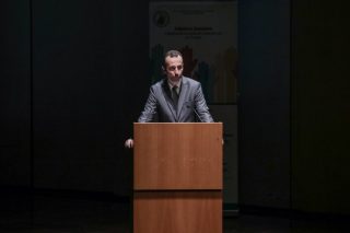Δίκη για Τέμπη: Ο Σεβαστίδης «φωτογραφίζει» Κωνσταντοπούλου - « Εργαλειοποιούν τη δίκη και πουλάνε σόου»