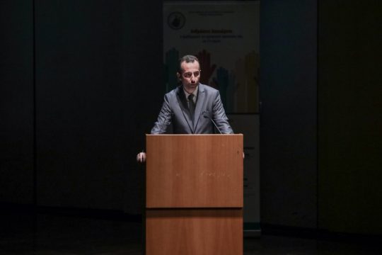 Δίκη για Τέμπη: Ο Σεβαστίδης «φωτογραφίζει» Κωνσταντοπούλου - « Εργαλειοποιούν τη δίκη και πουλάνε σόου»