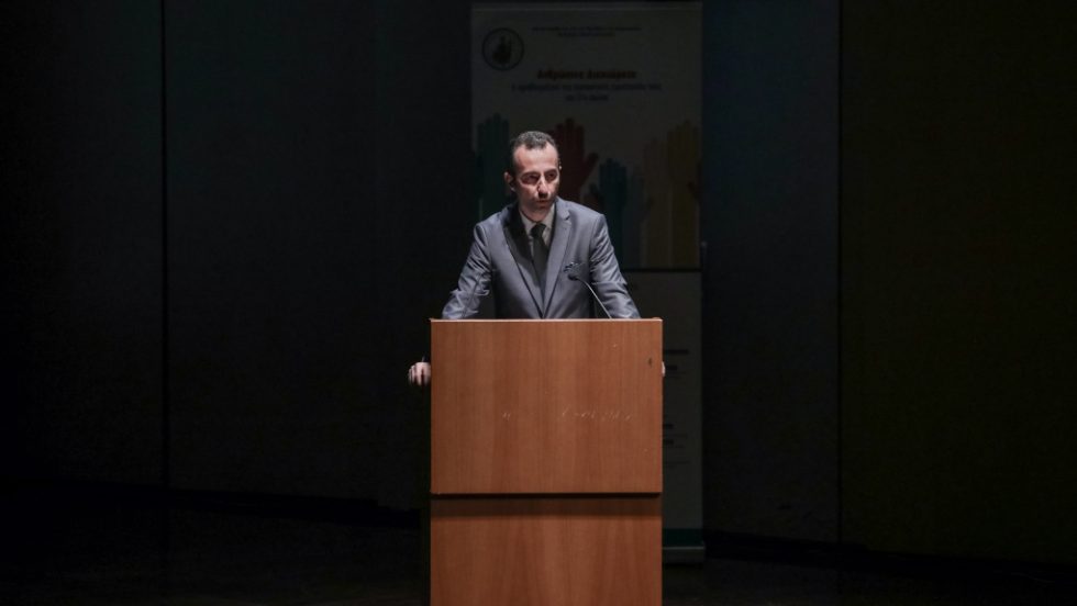 Δίκη για Τέμπη: Ο Σεβαστίδης «φωτογραφίζει» Κωνσταντοπούλου - « Εργαλειοποιούν τη δίκη και πουλάνε σόου»