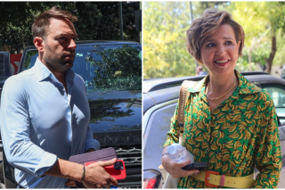 ) Στ. Κασσελάκης και η εορτάζουσα Ολγα Γεροβασίλη κατά την προσέλευσή τους στη χθεσινή συνεδρίαση της Πολιτικής Γραμματείας