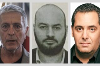 Ο δημοσιογράφος και τέως ευρωβουλευτής Στέλιος Κούλογλου που αποκάλυψε τις δοσοληψίες του Γιάννη Λαβράνου της Krikel (στο κέντρο) με τον εκδότη του «Πρώτου Θέματος» Τάσο Καραμήτσο (δεξιά), όπως τις κατέγραψε ο έλεγχος της οικονομικής αστυνομίας