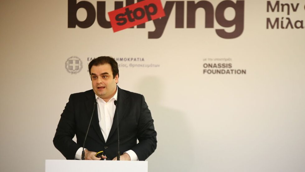 «Μπούλινγκ» χωρίς τέλος στη δημόσια εκπαίδευση και στους εκπαιδευτικούς από τον Κυριάκο Πιερρακάκη