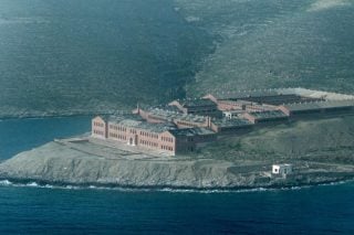 Το κτίριο των φυλακών της Γυάρου που χτίστηκε με το αίμα των εξόριστων αγωνιστών