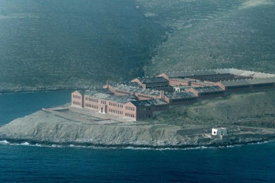 Το κτίριο των φυλακών της Γυάρου που χτίστηκε με το αίμα των εξόριστων αγωνιστών