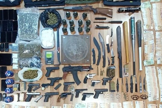Η εγκληματική οργάνωση είχε βαρύ οπλισμό (έως και καλάσνικοφ ή χειροβομβίδες)