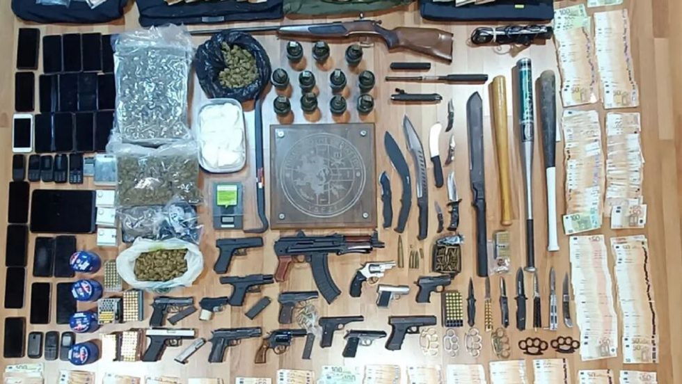 Η εγκληματική οργάνωση είχε βαρύ οπλισμό (έως και καλάσνικοφ ή χειροβομβίδες)
