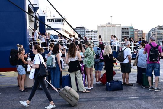 Επιβάτες επιβιβάζονται σε πλοίο στον Πειραιά